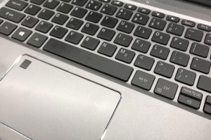 cara-melepas-dan-mengganti-keyboard-laptop-yang-rusak-thumbnails-300x199-2366023